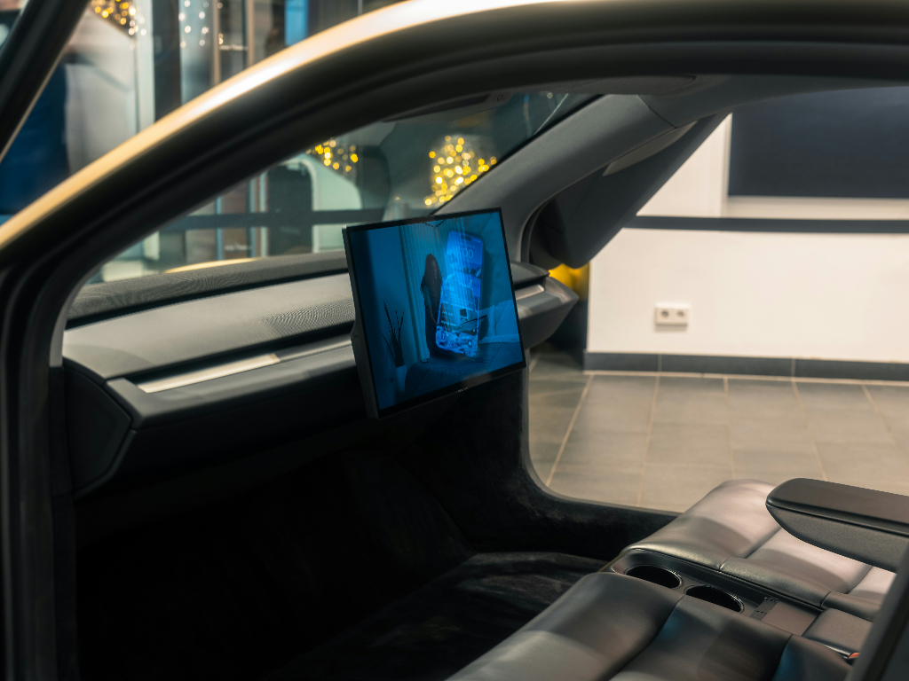 Debutto per il robotaxi Tesla: il futuro della mobilità