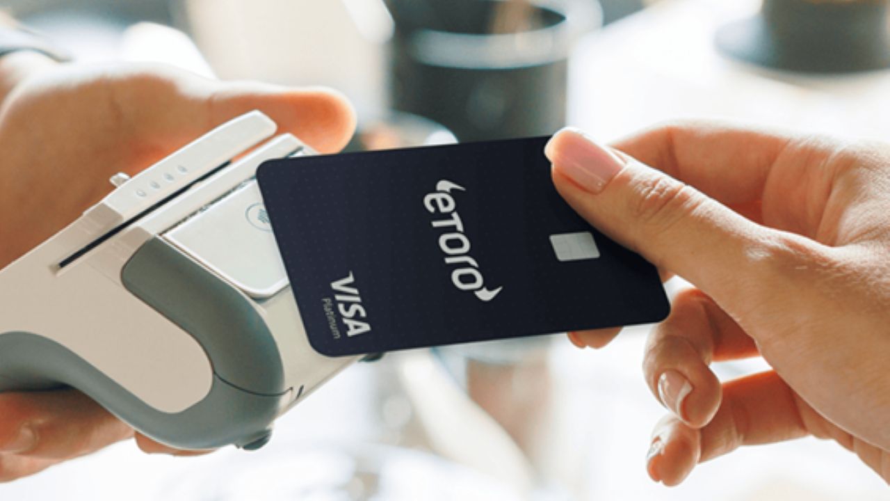 eToro lancia una nuova carta di debito Visa: rimborserà il 4% di ogni acquisto in azioni