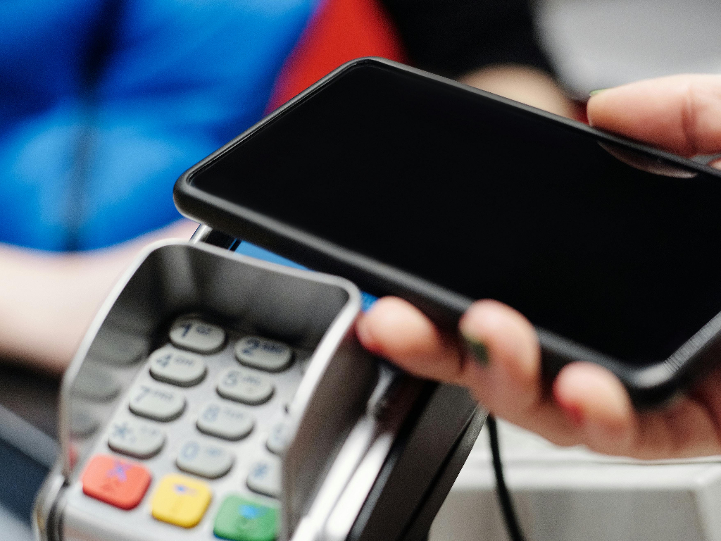 Shopping a rate nei negozi fisici: PayPal e Klarna guidano la nuova tendenza