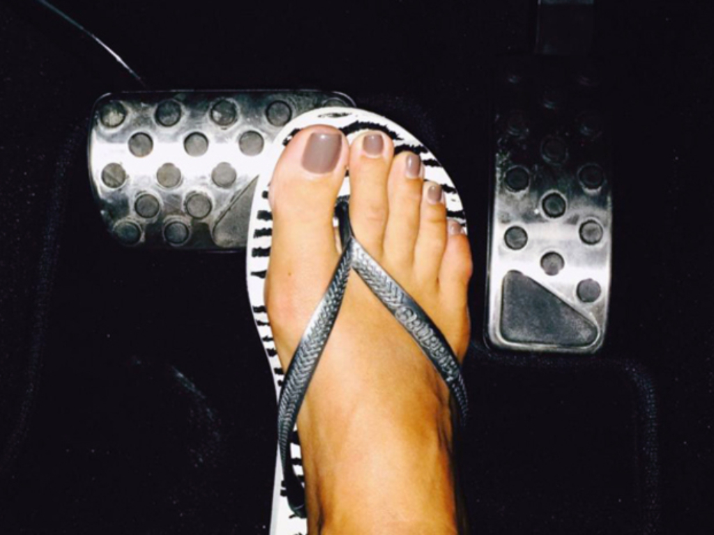 Guidare scalzi o in ciabatte: è legale?