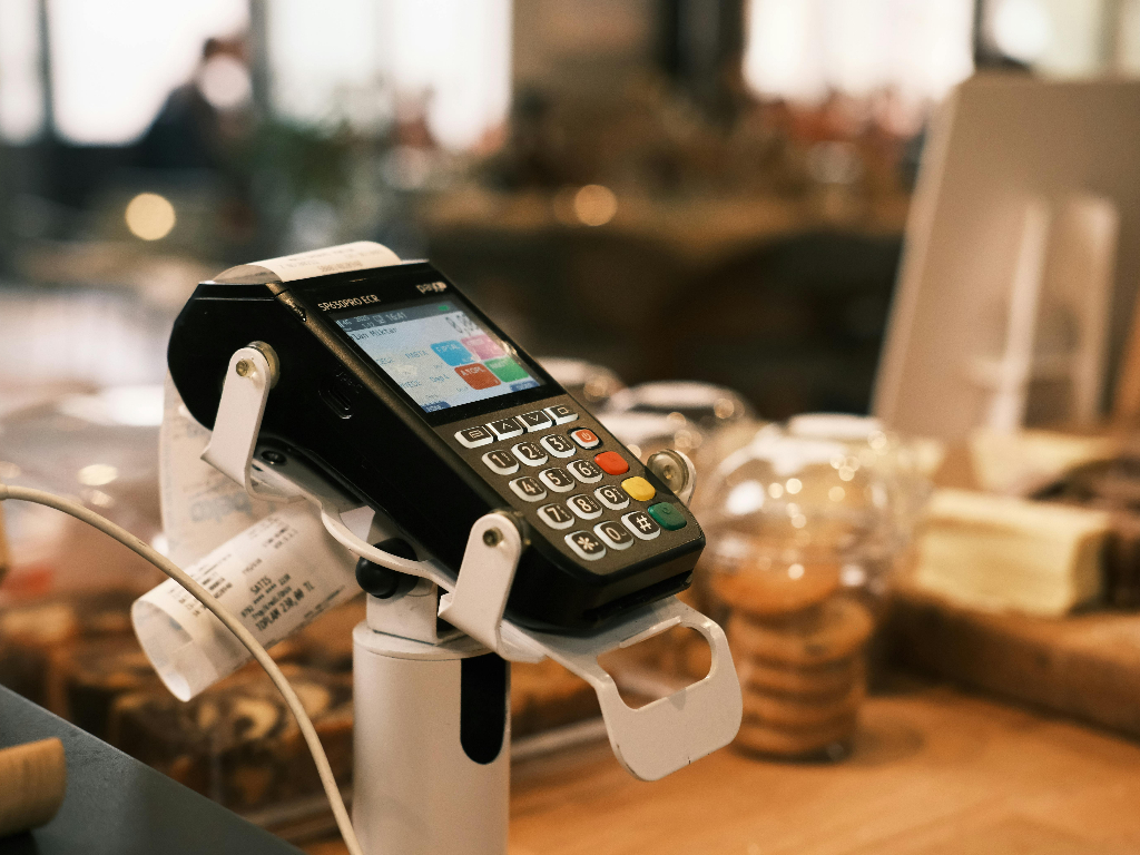 Pagare con Bancomat costa di più dal 1°luglio: ecco le nuove commissioni