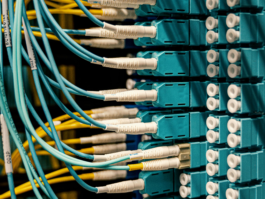 Rete da 26 milioni di km: così l’Italia accelera verso il futuro digitale