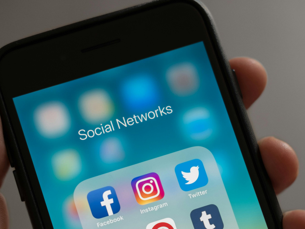 Social a pagamento: novità per Facebook e Instagram