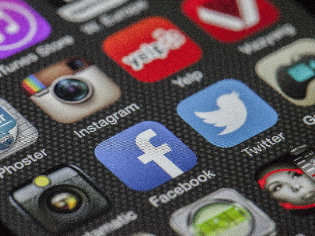 Truffe finanziarie in crescita: deepfake e social nel mirino degli italiani