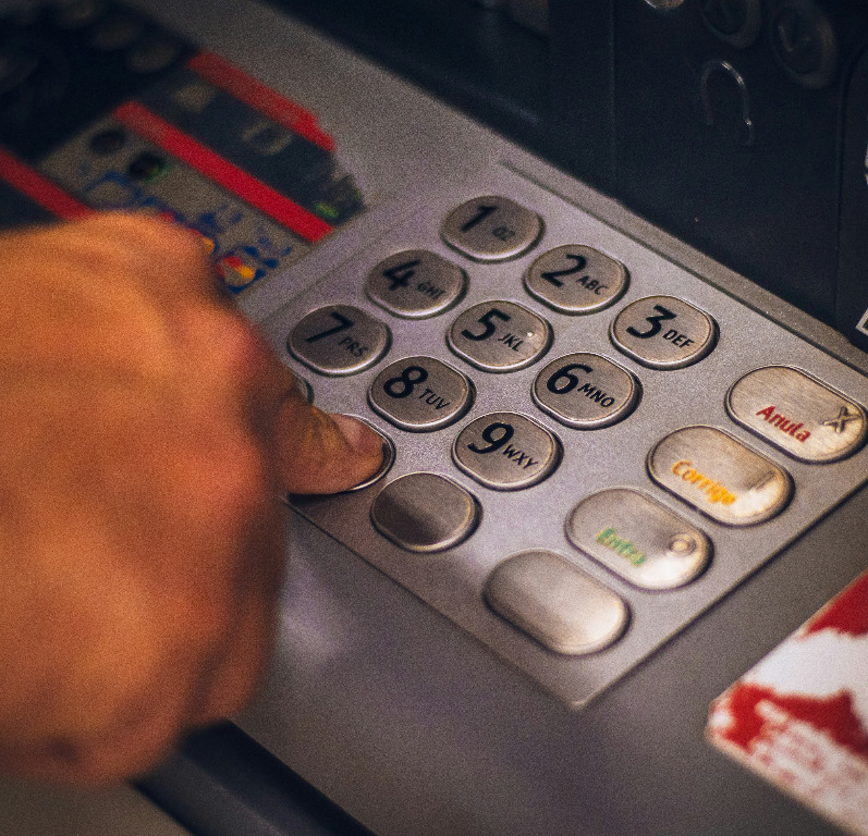 Banche, meno sportelli e filiali: allarme in Italia