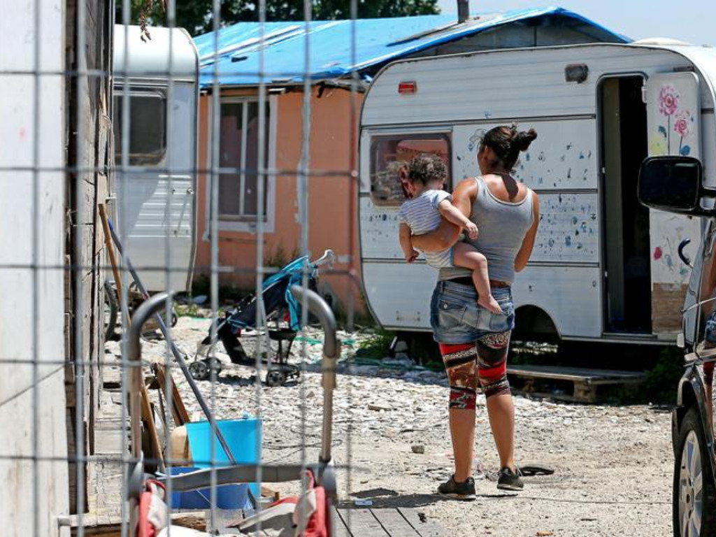 Campi rom: chi paga luce e acqua?