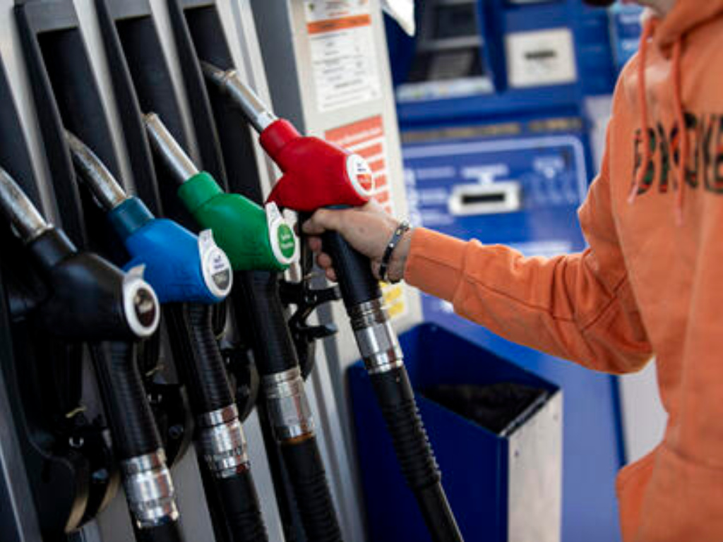 Carburante alle stelle: l’esodo estivo pesa sugli italiani