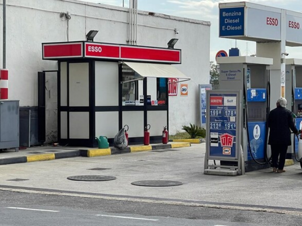 Consorzio italiano rileva 1.200 distributori Esso