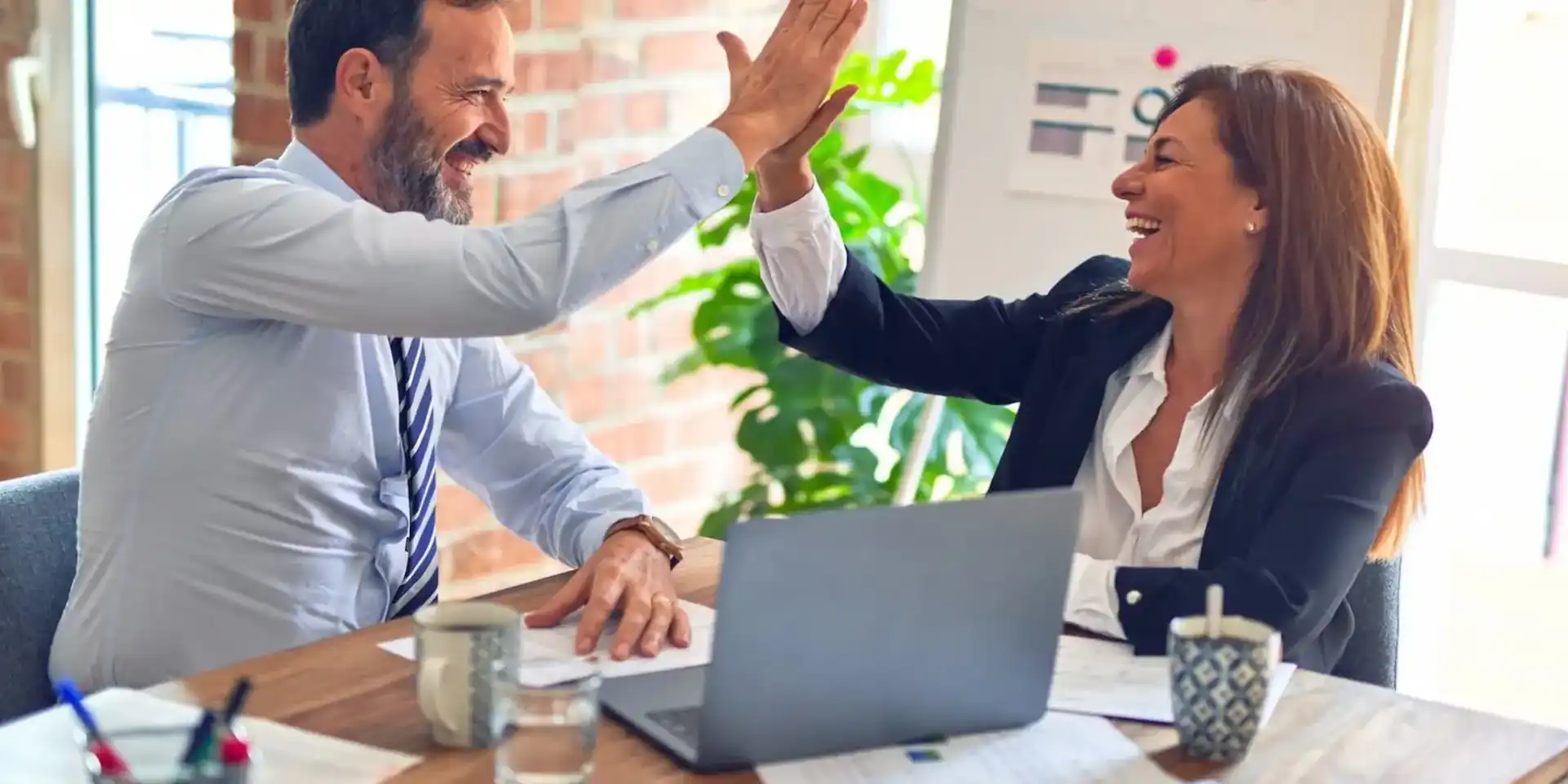 Gestisci la tua azienda ovunque con Finom: conto online, carte con cashback e IBAN veloce