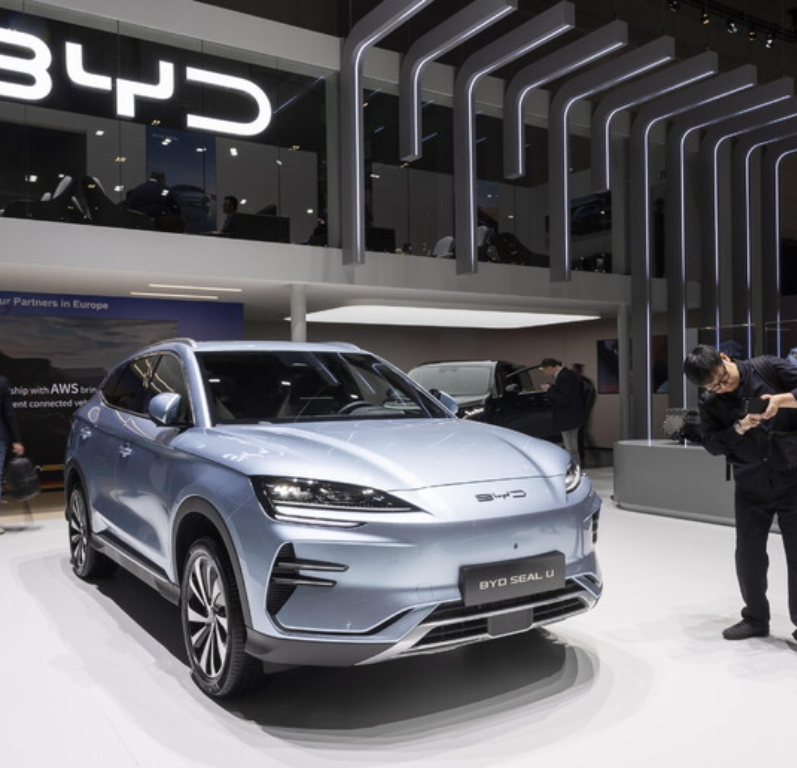 Tesla perde terreno, la cinese Byd conquista l’Europa