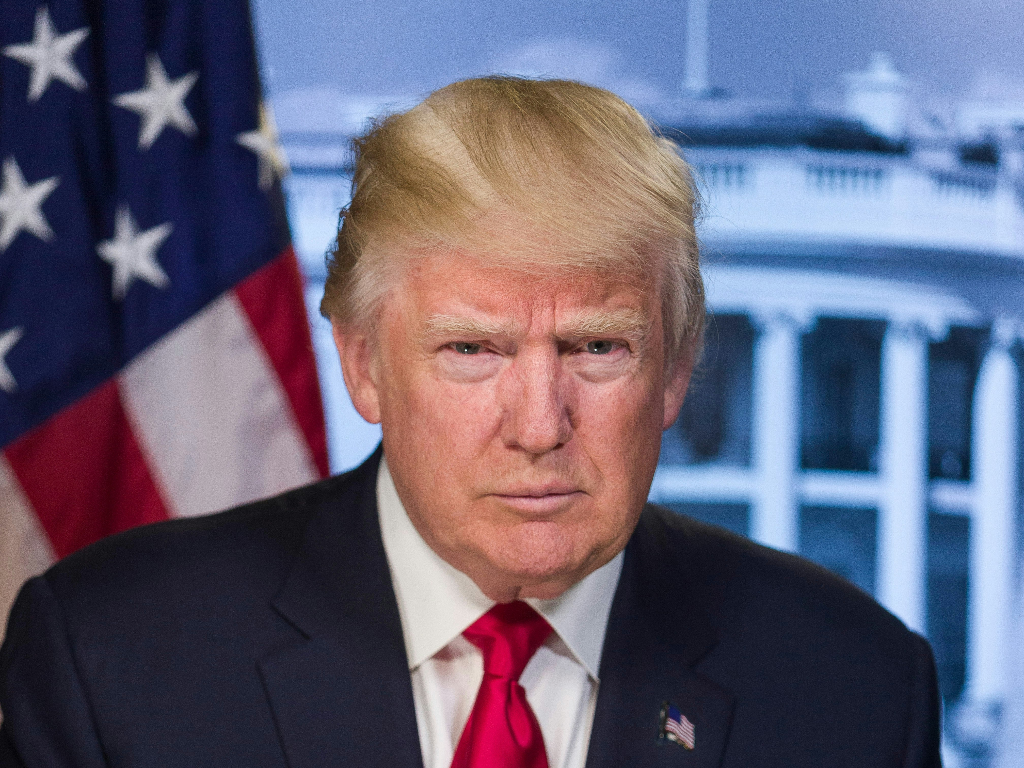 Trump sfida l’UE: “O investe o dazi al 35%”