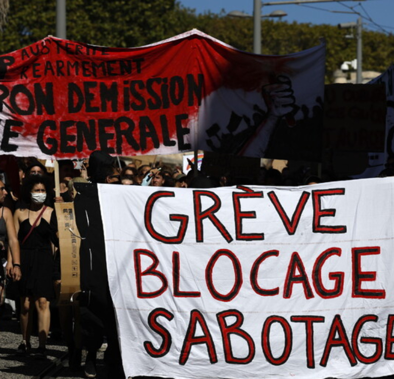 Francia, proteste di piazza contro la nuova Finanziaria