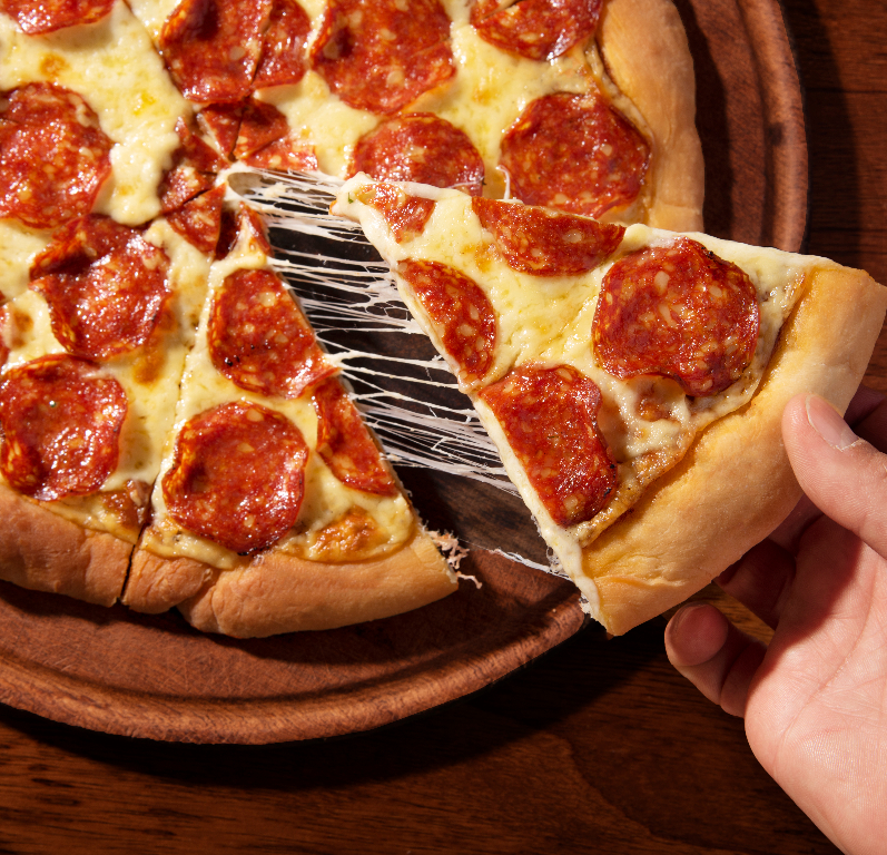 Un euro in più per far tagliare la pizza: la follia tutta italiana