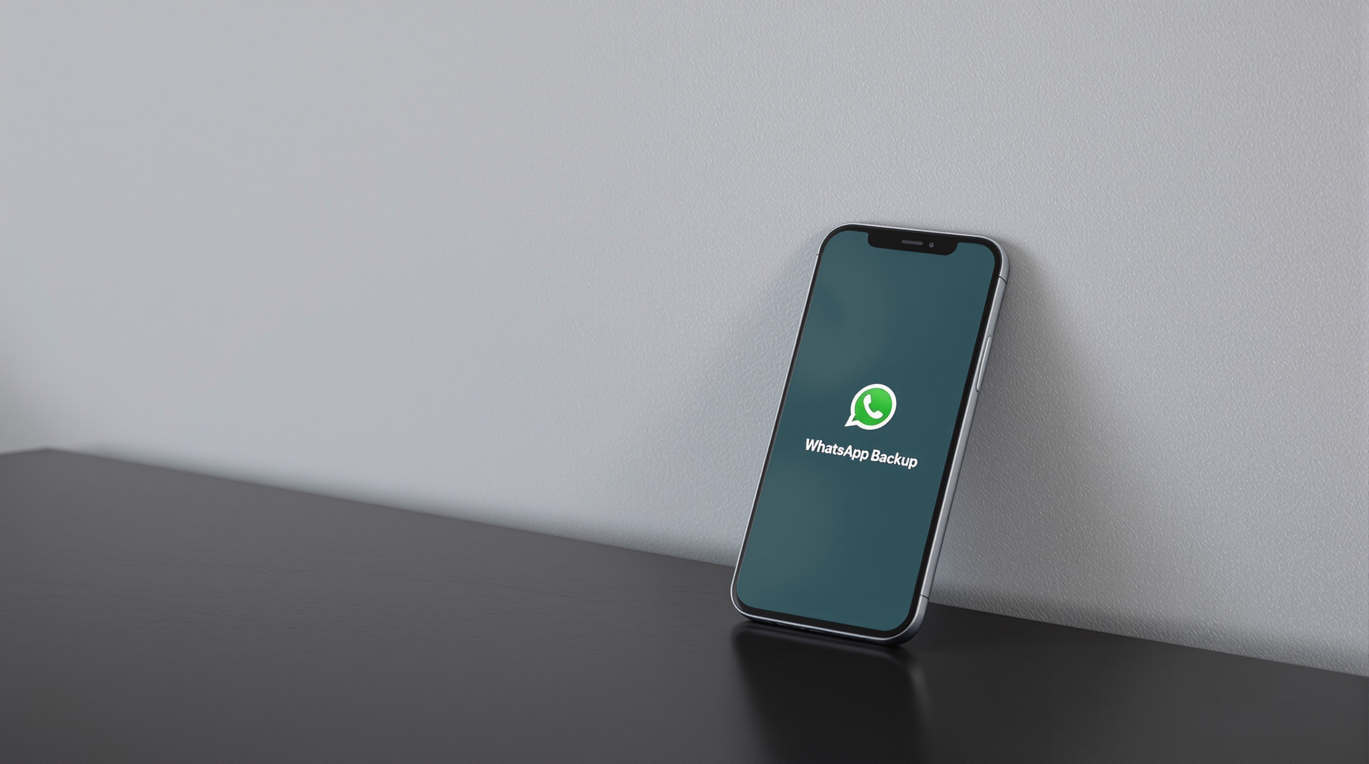 WhatsApp cambia tutto: addio password, ora i tuoi backup si sbloccano con l’impronta digitale