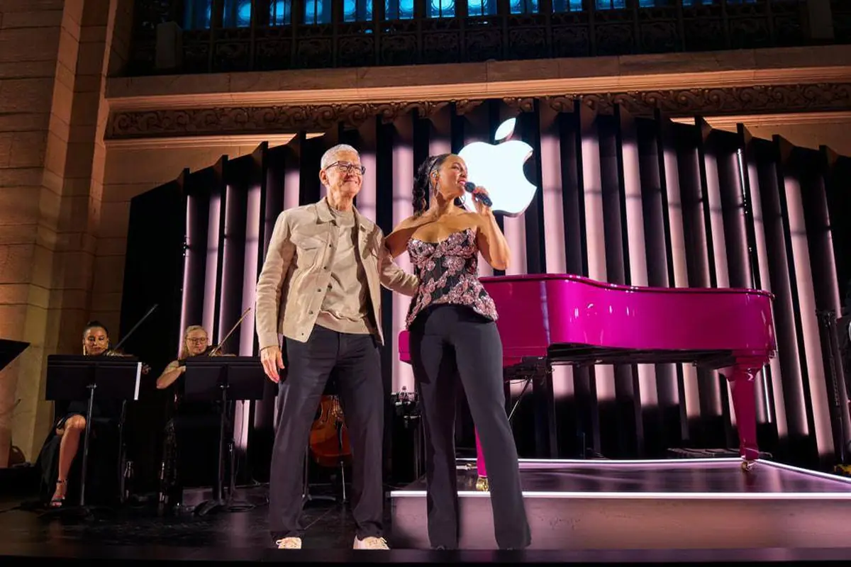Apple festeggia 50 anni: Alicia Keys inaugura le celebrazioni con un live a New York