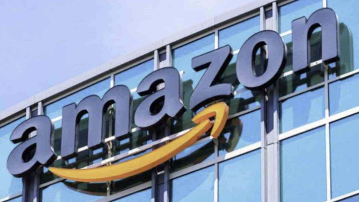 Parallelamente, Amazon sta spingendo con forza su un altro fronte: la logistica alimentare. Le consegne in giornata di generi alimentari