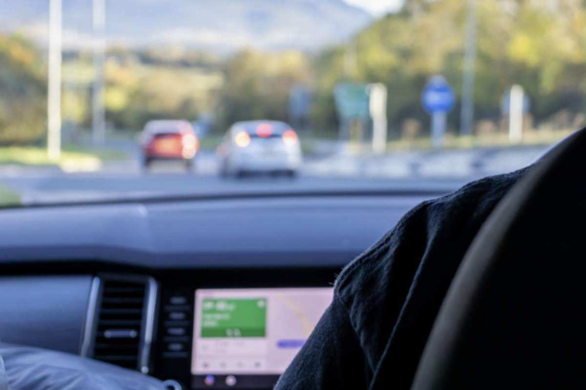 l procedimento per Apple CarPlay è molto simile, ma con qualche differenza nelle impostazioni. Bisogna innanzitutto attivare Siri