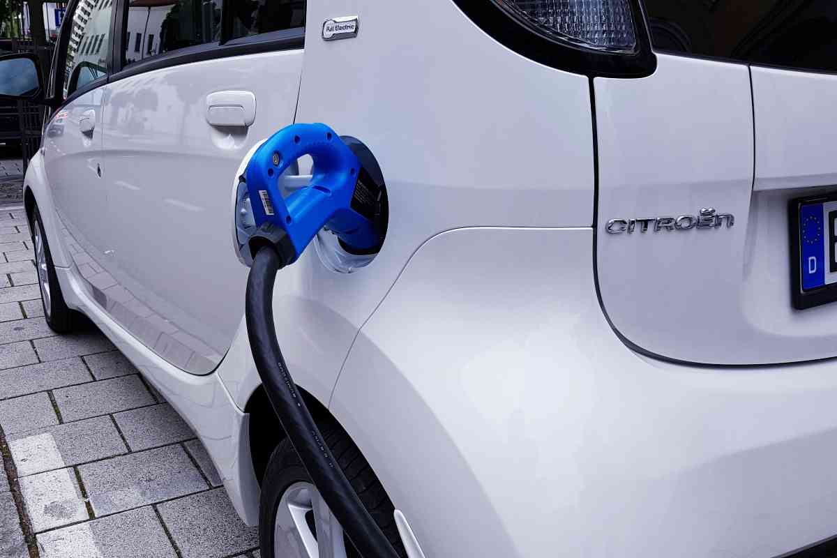 auto elettrica scoperta