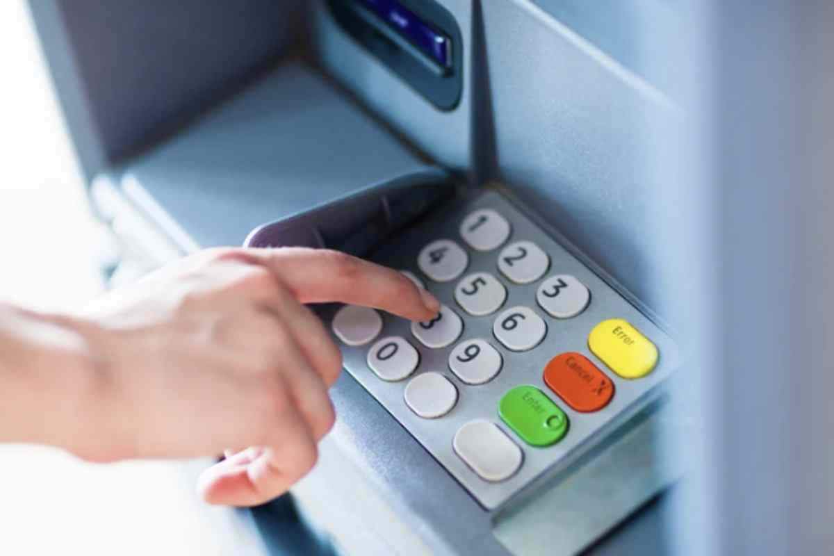 Quando la carta viene trattenuta, la prima regola è non perdere tempo. Se lo sportello si trova all’interno di una filiale aperta, è possibile