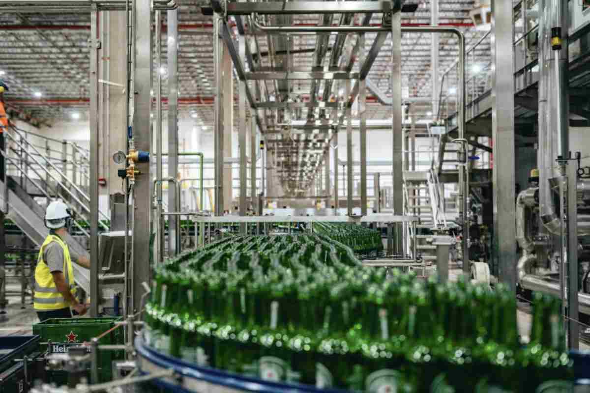 Il rallentamento non riguarda solo Heineken. Anche altri giganti globali della birra stanno affrontando la stessa fase di adattamento