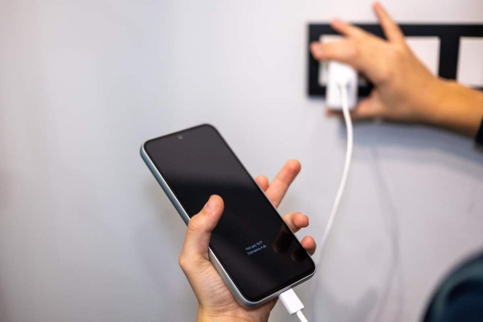 Se anche tu lasci il caricabatterie attaccato alla presa stai sbagliando di grosso: cosa si rischia veramente