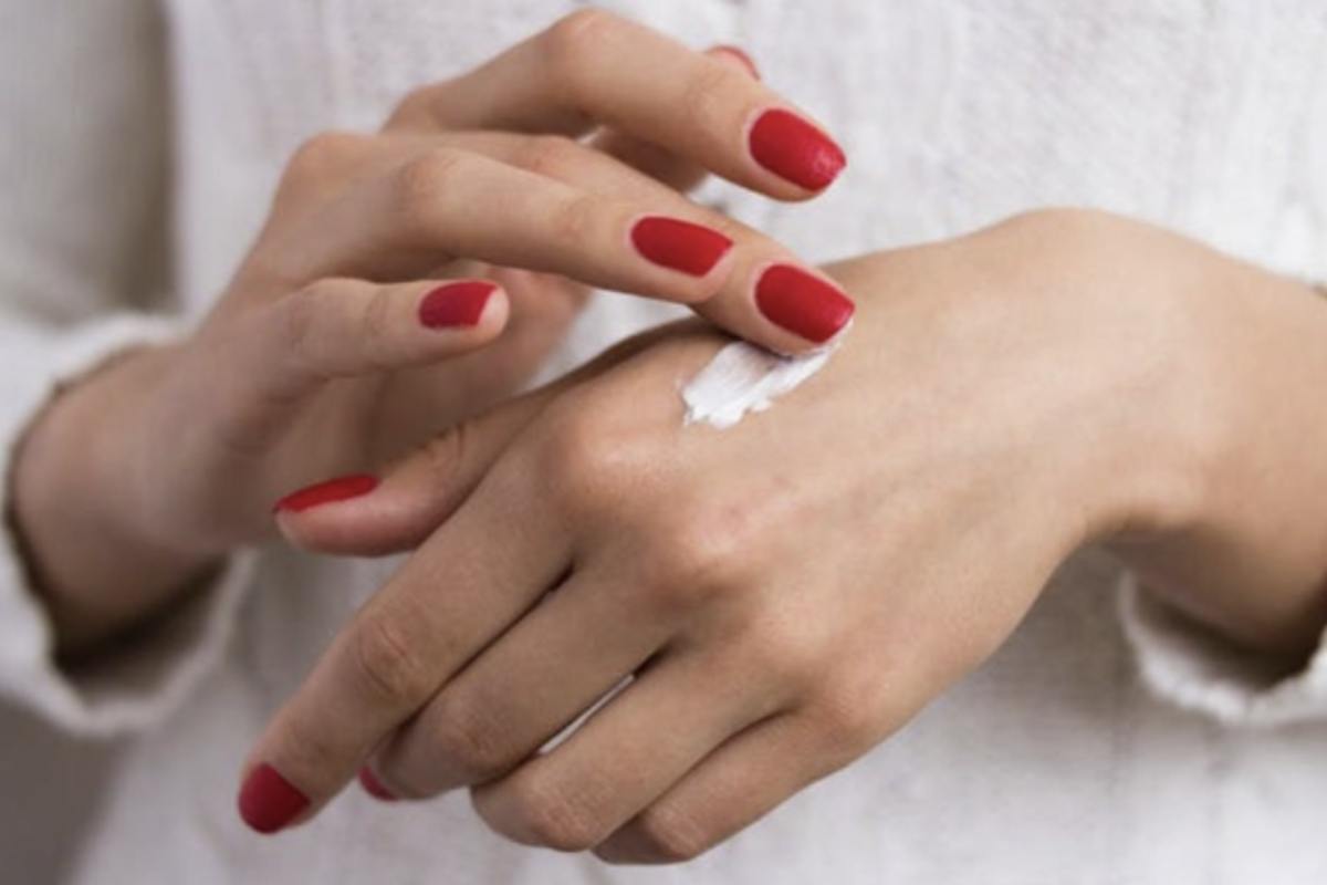 Detto questo, liquidarla come “superata” sarebbe un errore. La crema Nivea nel barattolo blu resta efficace in situazioni molto precise.