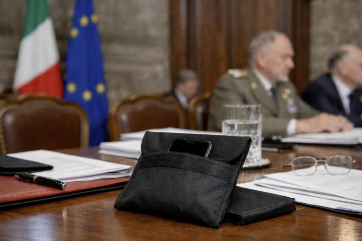 Faraday Bag: cosa sono e perché vengono usate nelle riunioni segrete dello Stato