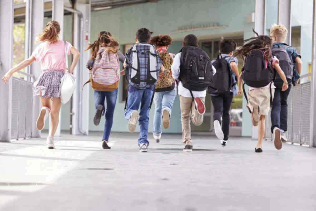 Un altro nodo riguarda il contesto in cui crescono i ragazzi. Non basta dire “sii curioso” se poi tutto intorno è già definito