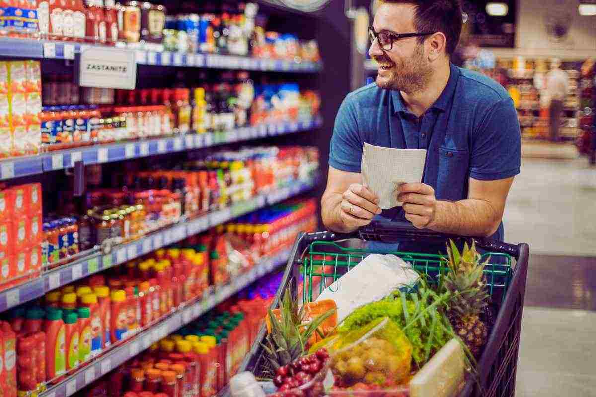 In questi supermercati bisogna correre a fare la spesa: in cassa si spende la metà