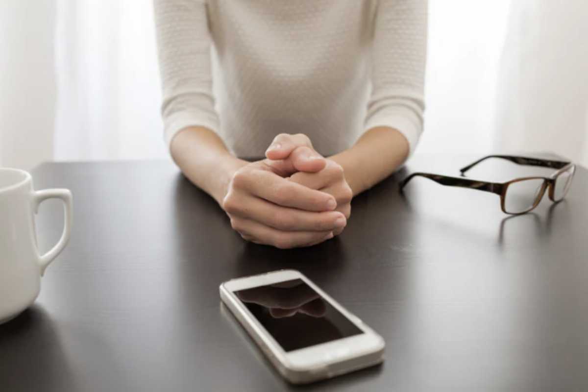 La difesa efficace non si basa su un singolo gesto, ma su una combinazione di strumenti e abitudini.