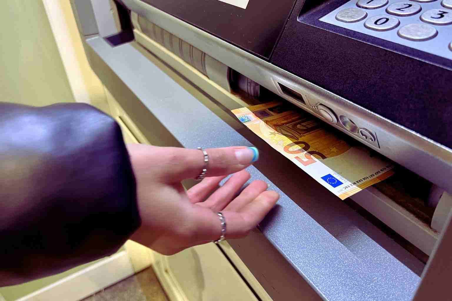 Bancomat, la truffa del 'filo invisibile' sta svuotando i conti in Italia: ecco come accorgertene prima di inserire la carta