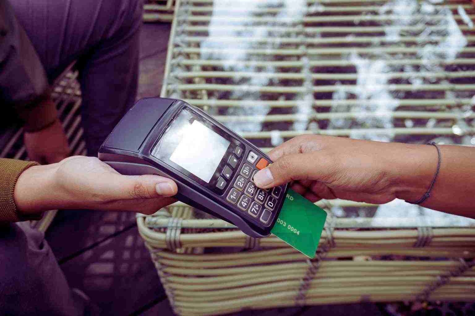 La truffa del bancomat è qui: paghi con la carta e ti trovi un addebito da 300 euro