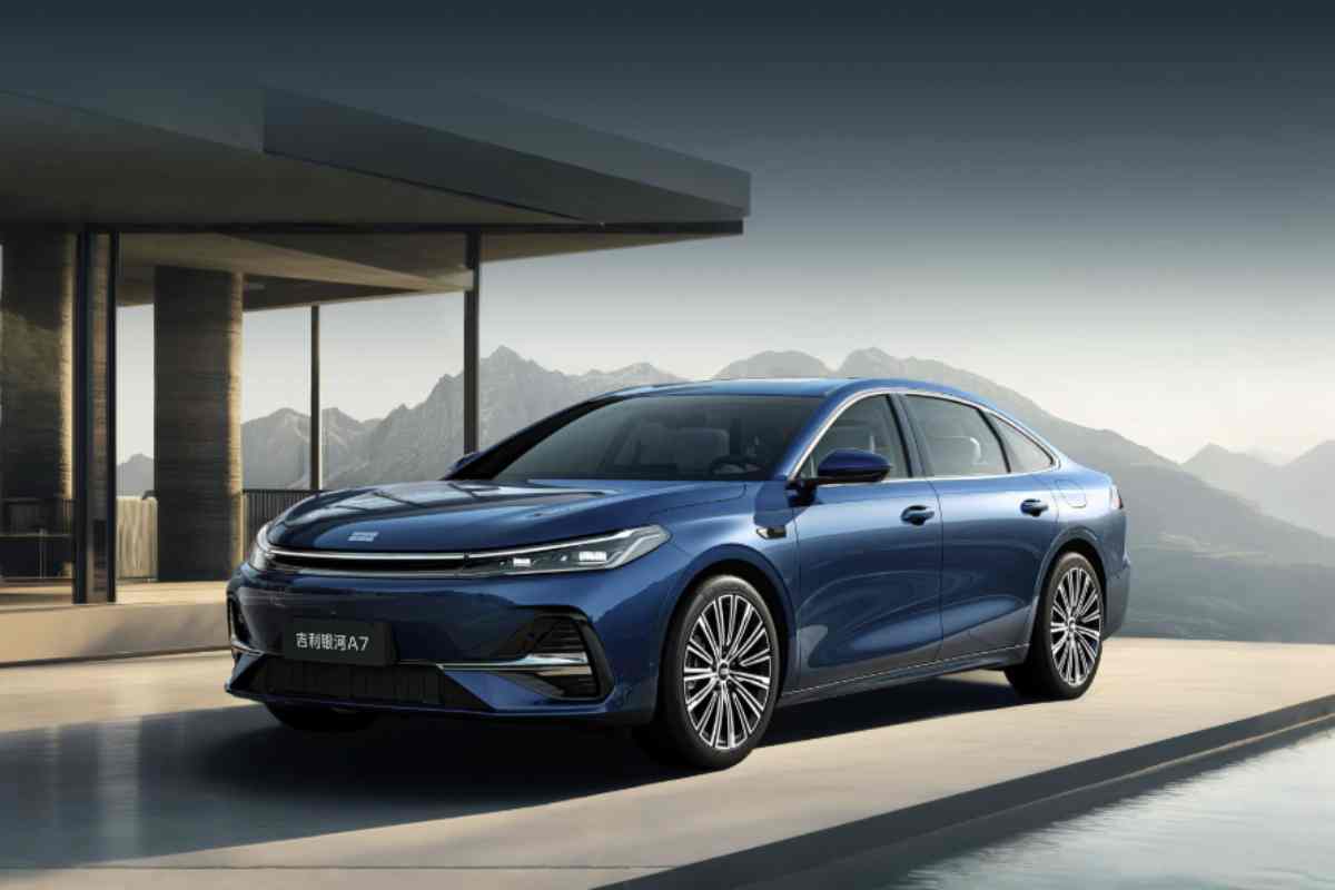 Un altro aspetto che colpisce è la dotazione tecnologica. L’abitacolo è dominato da un grande display centrale, che può arrivare fino a oltre 15 pollici,