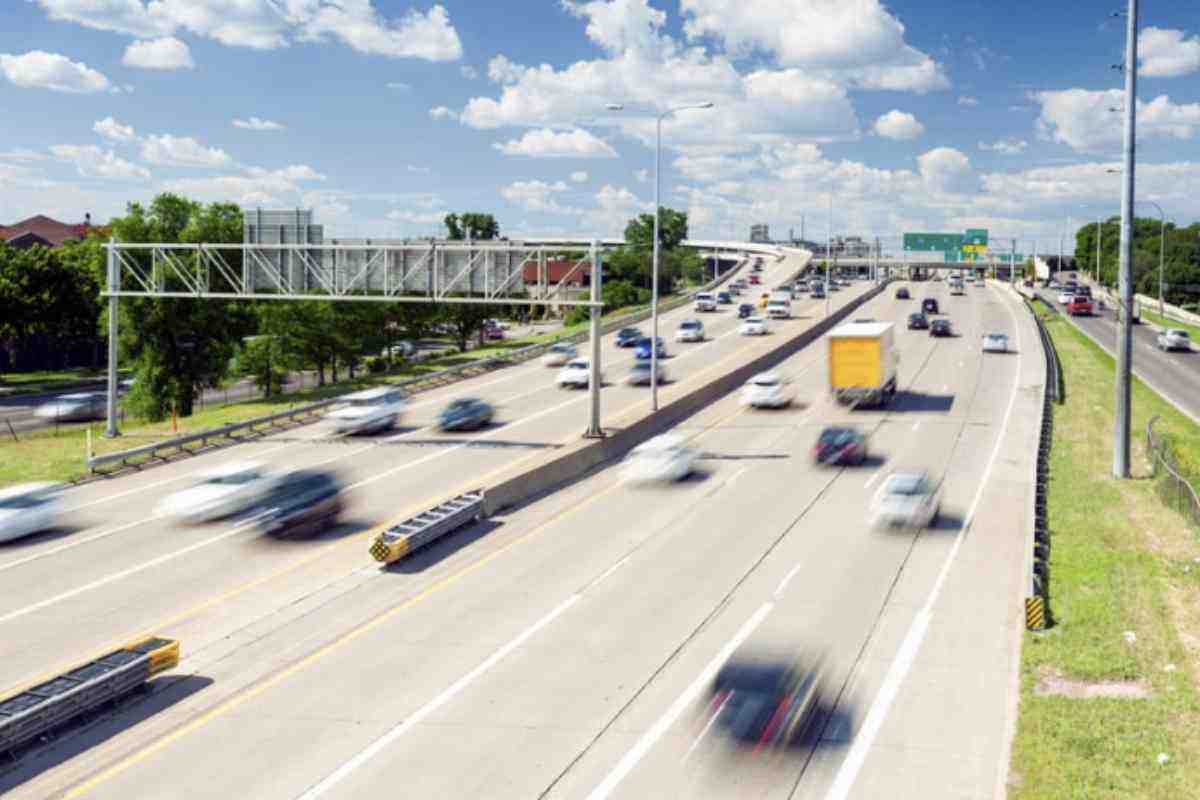 Parallelamente, i governi stanno cercando di contenere il caro carburante con il taglio delle accise su benzina e diesel.