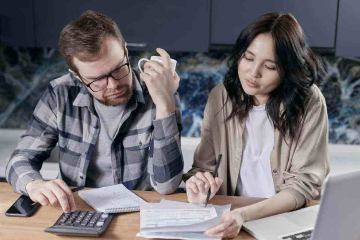 Bollette, scattano i rimborsi per chi ne ha diritto: fino a 600 euro a famiglia, come averli