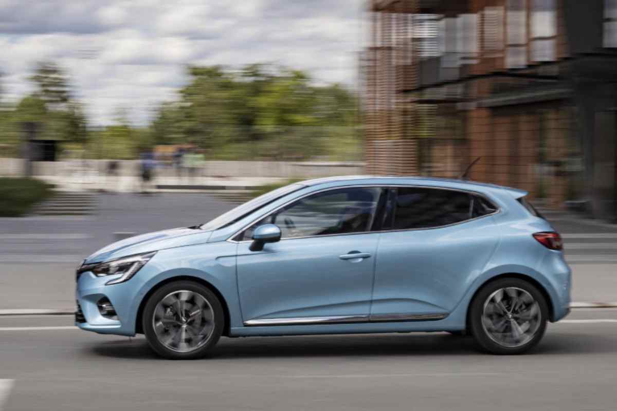 Dentro l’abitacolo si percepisce un’evoluzione netta. Il doppio display digitale con sistema OpenR integra servizi Google e applicazioni, trasformando la Clio