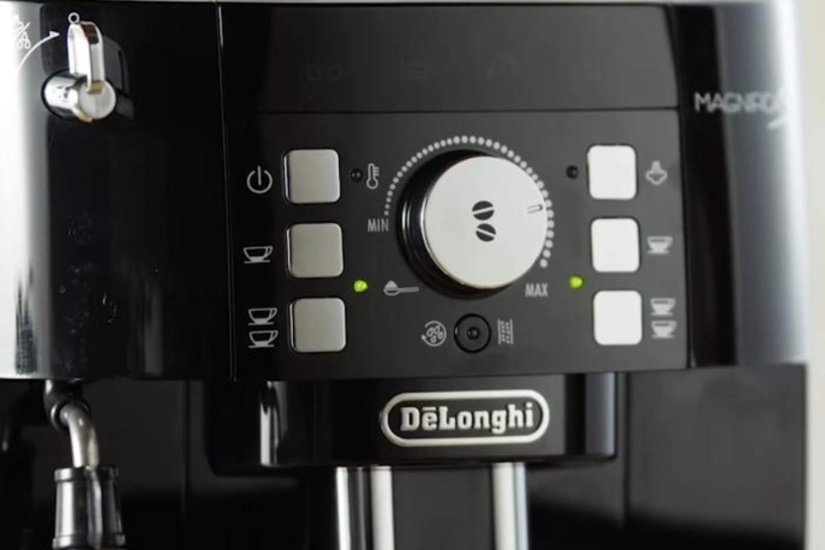 Un altro elemento centrale è il montalatte manuale, che consente di preparare cappuccini con una schiuma densa, anche se richiede un minimo