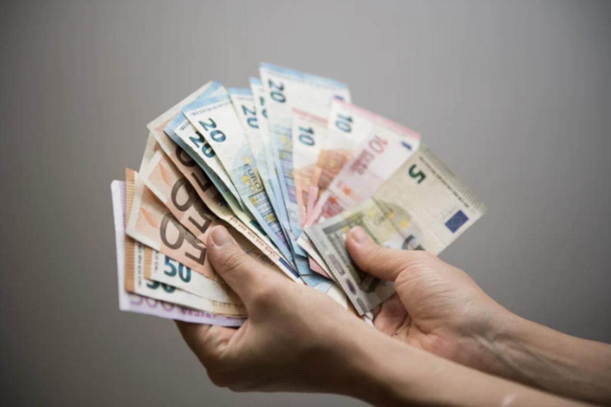 La storia di Charles non è un caso isolato. Sempre più persone si rivolgono ai negozi dell’usato, in cerca di pezzi unici e a volte sorprendenti.