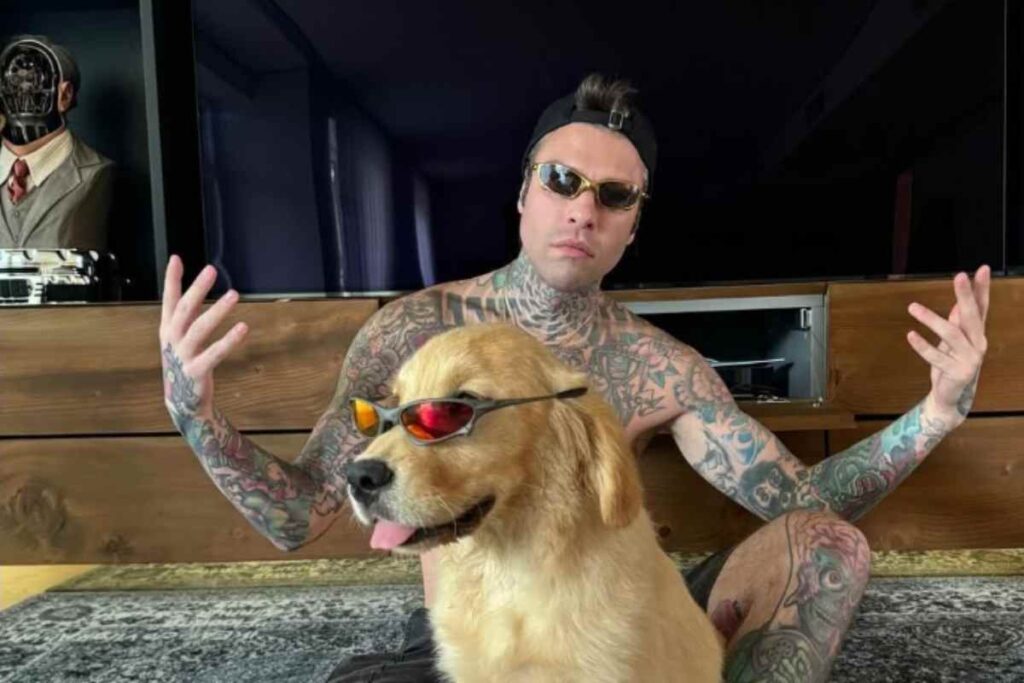 Fedez con il suo cane Silvio nella sua nuova casa a Milano