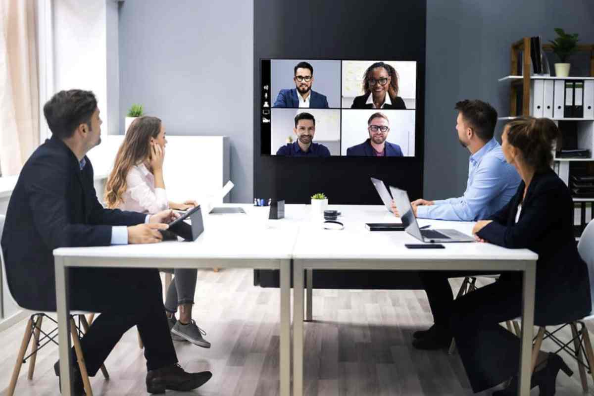 L’impatto più immediato riguarda la gestione del tempo. Riunioni più brevi, meno dispersione e maggiore chiarezza sui compiti assegnati.