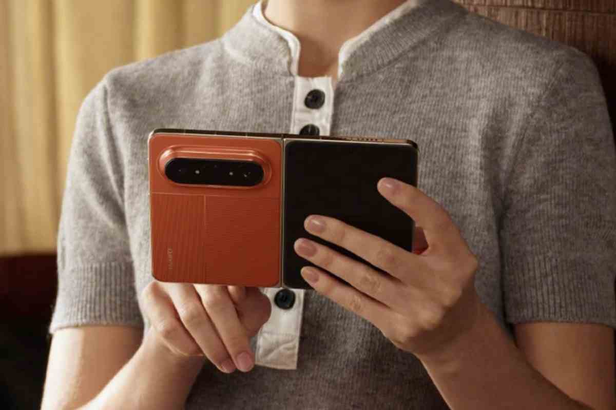 Dal punto di vista tecnico, il dispositivo si posiziona chiaramente nella fascia alta. Il cuore è il chip Kirin 9030, progettato per supportare