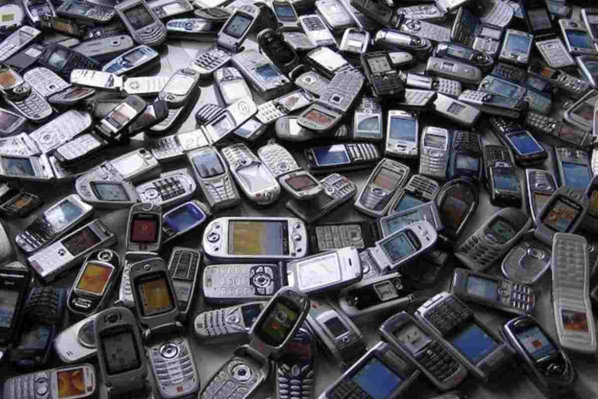 Accanto alle batterie, la normativa interviene su un altro punto critico: la disponibilità di pezzi di ricambio e il supporto software.