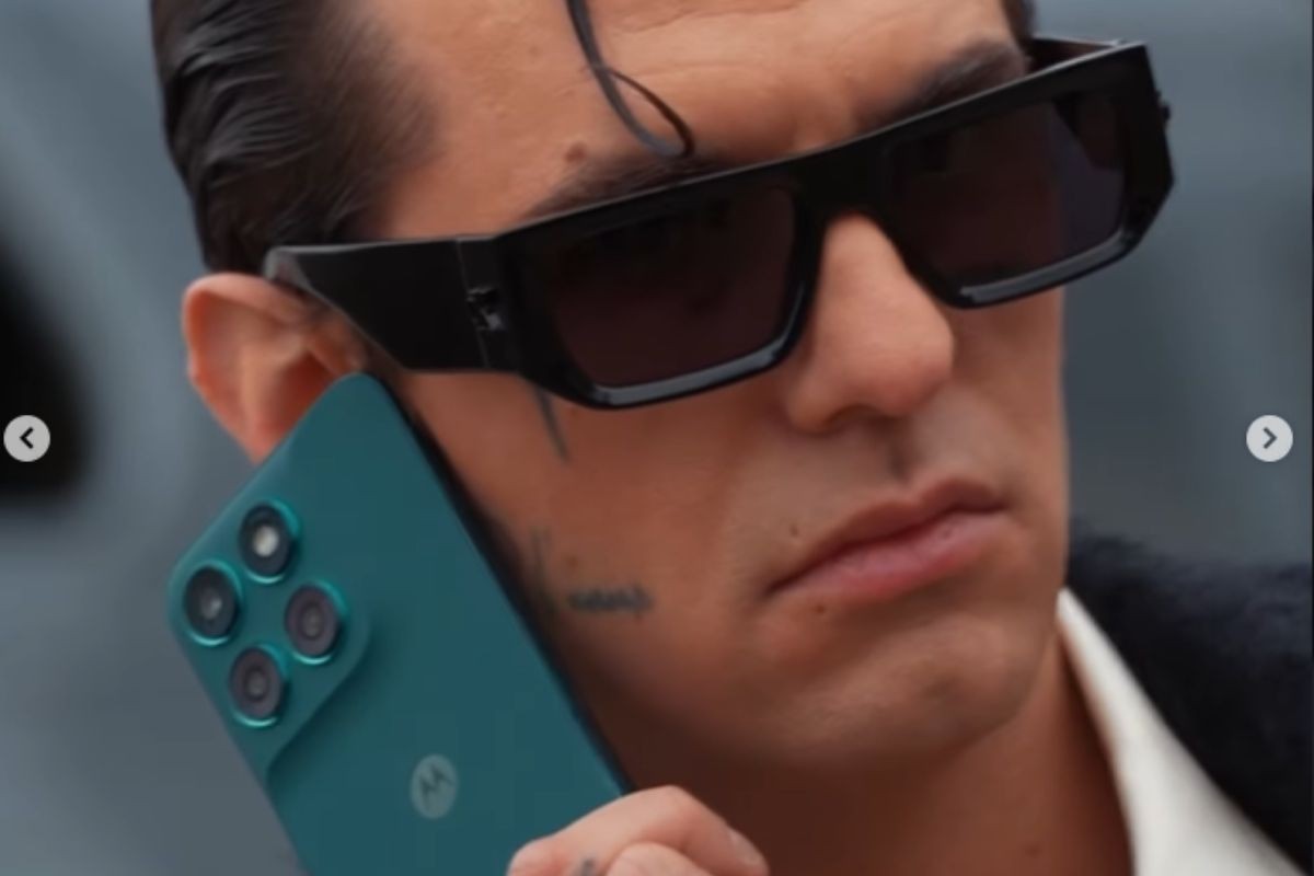 Achille Lauro mentre impugna lo smartphone Motorola di cui è testimone nello spot