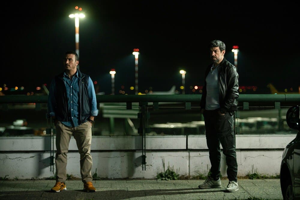 Una scena notturna di Milano in L'Ultima Notte di Amore, il thriller di Andrea Di Stefano acclamato alla Berlinale 2023 con un 86% su Rotten Tomatoes