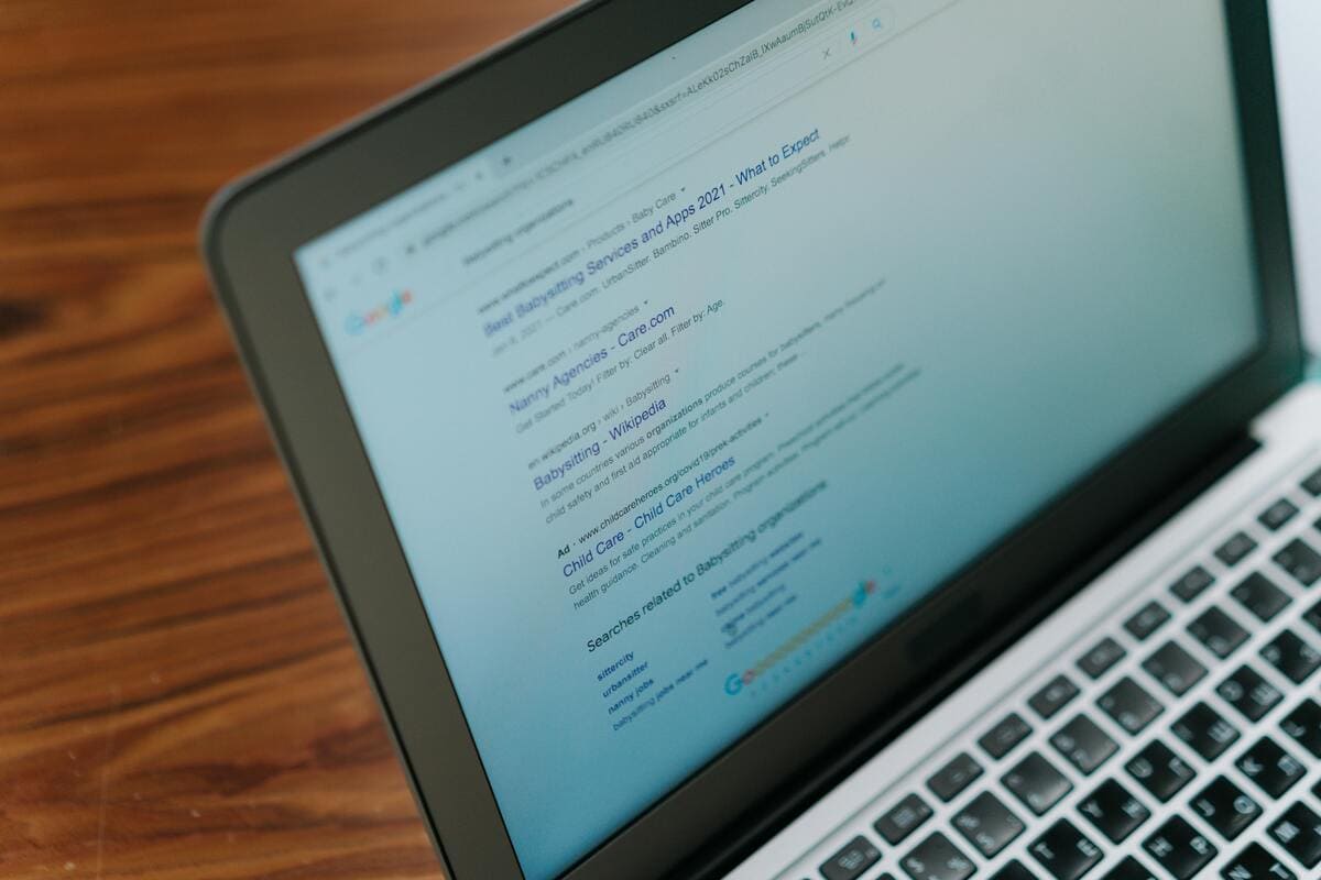 Laptop aperto sulla Serp di Google generata dopo la ricerca