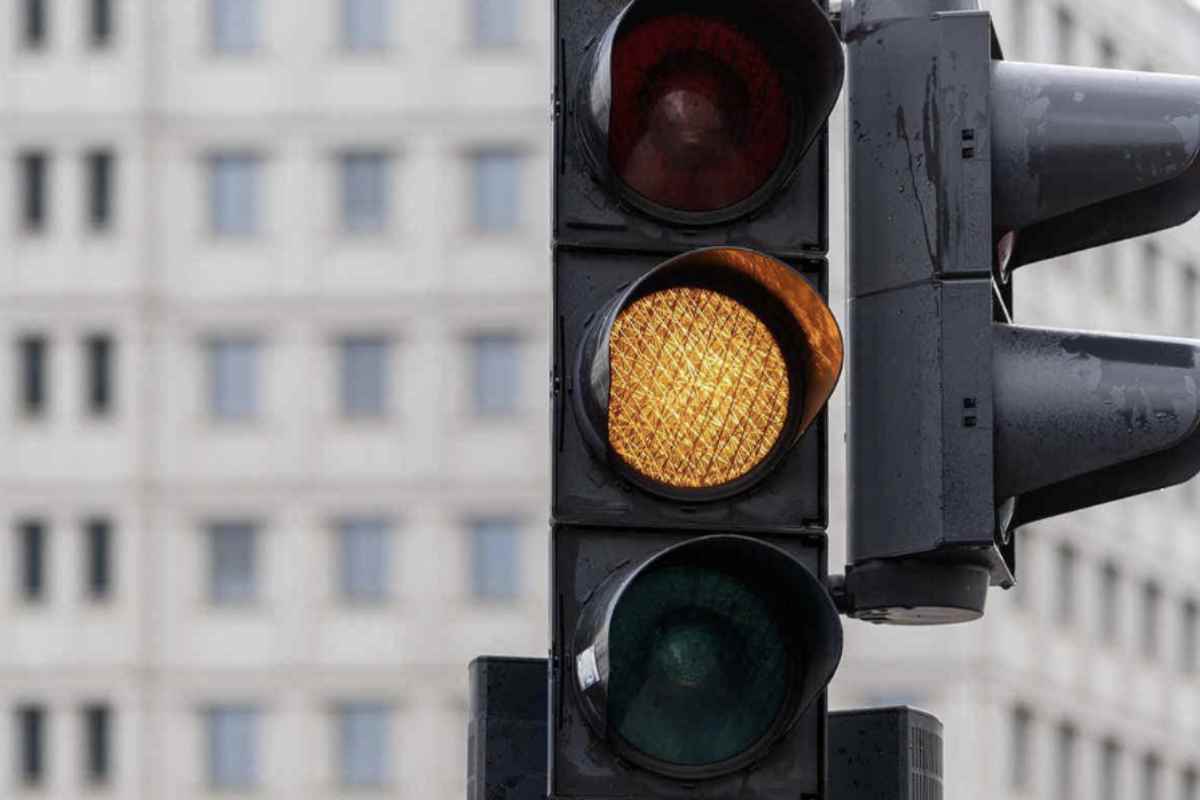 Non tutti reagiscono allo stesso modo. La psicologia distingue tra guidatori più controllati e altri più inclini al rischio.