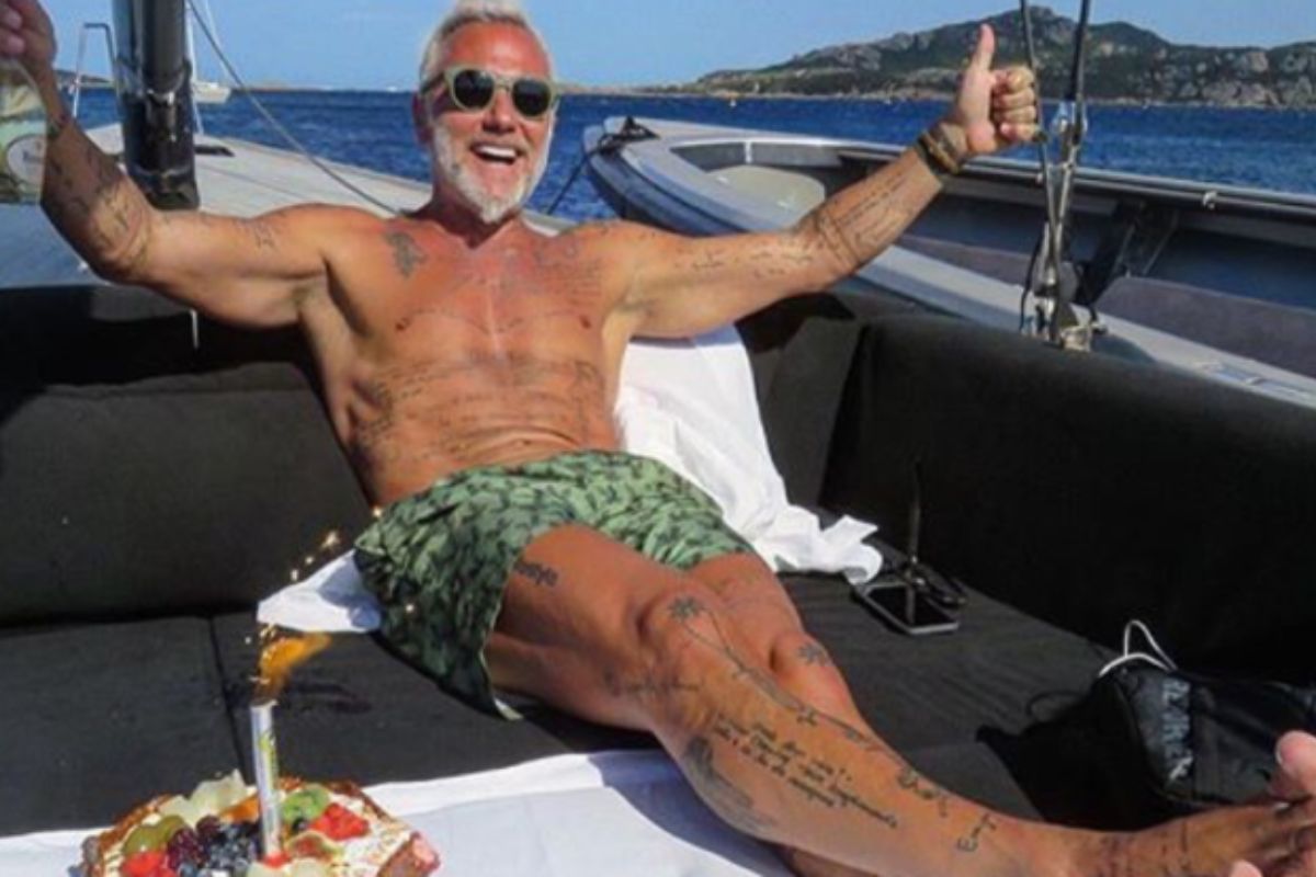 Gianluca Vacchi seduto sulla sua barca
