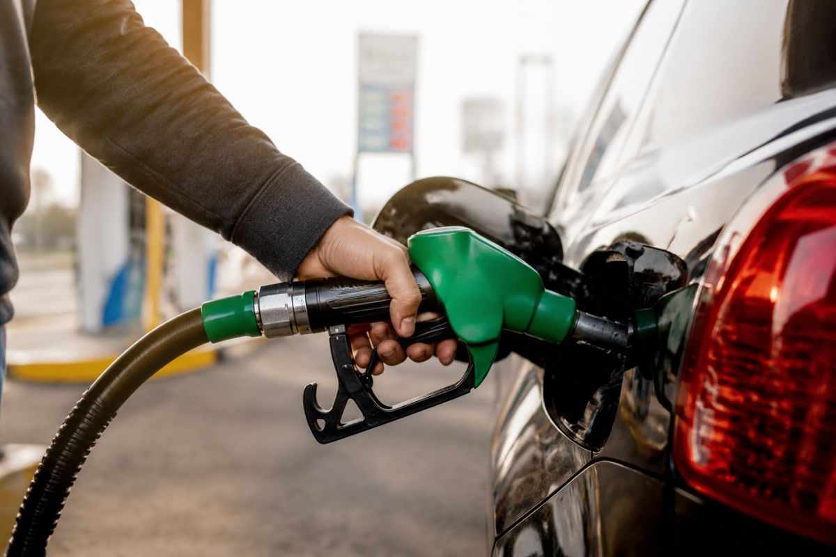 Consumatore fa il pieno al distributore