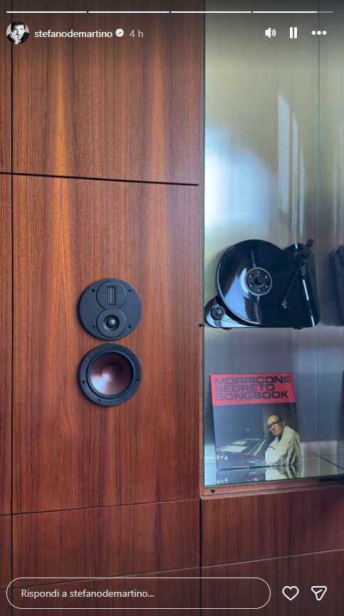 Dettaglio del setup audio di Stefano De Martino con il giradischi Miniot Wheel 3 e il diffusore DALI Opticon.