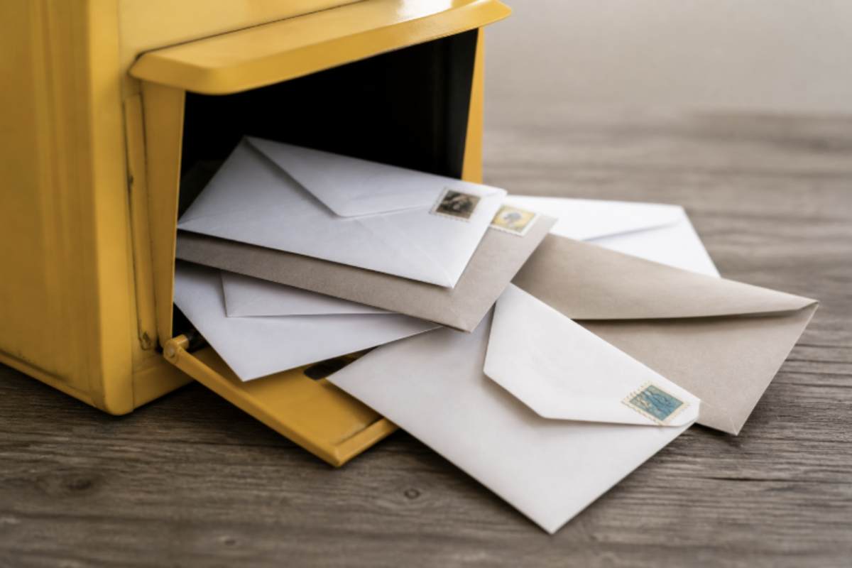 Il primo impatto si avverte nelle piccole cose: documenti urgenti, comunicazioni rapide, spedizioni leggere tra privati.